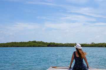 Belize, eine Frau sitzt am Meer, Urlaub 