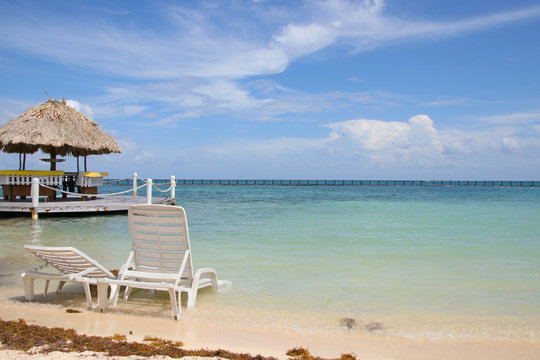 Belize, Strand, Sonnenliegen, Sonnenschirm 