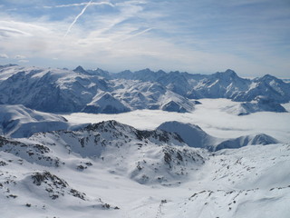 Sommets des Alpes au-dessus d'une mer de nuage