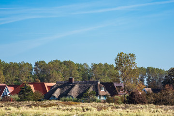 Fototapeta na wymiar Häuser auf dem Fischland-Darß in Wustrow