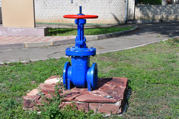 Fototapeta na wymiar Monument to gate valve steel 