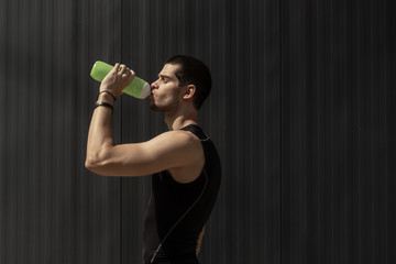  Portrait muscular man taking a break to hydrate his body after