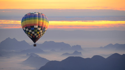 Fototapeta na wymiar Hot air balloon over the sea of mist.