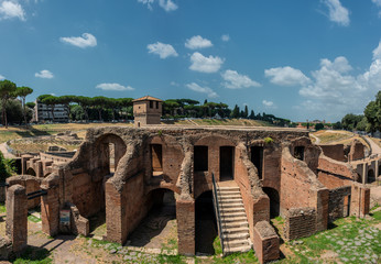 Perspektiven aus Rom - Blick auf die Tribünen des Circus Maximus - obrazy, fototapety, plakaty