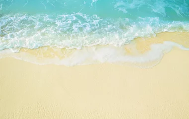 Selbstklebende Fototapete Meer / Ozean Meereswelle am sonnigen Sandstrand. Ansicht von oben.