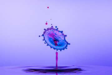Liquid art in blau und rot
