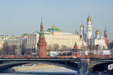Obraz premium View of the Moscow Kremlin and the Big Stone bridge on a Sunny winter day. Moscow, Russia