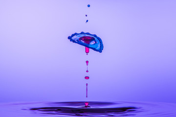 Liquid art in blau und rot