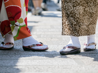 京都を歩く浴衣姿の女性の履物