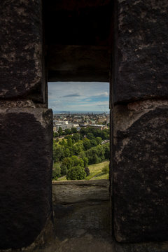 mirilla en muro de castillo