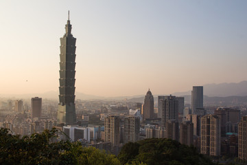 Naklejka premium Piękny zachód słońca z Taipei 101 z Elephant Mountain na Tajwanie