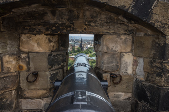 ca&ntilde;on apuntando a la ciudad de edimburgo