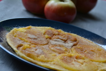 Apfelpfannkuchen mit Zimt und Zucker