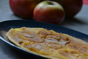 Apfelpfannkuchen mit Zimt und Zucker