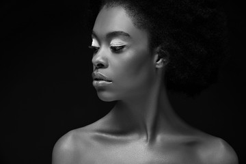 Fototapeta premium black and white photo of beautiful african american woman isolated on black