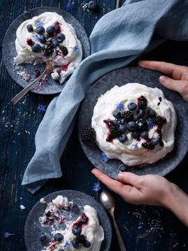 zwei baiser desserts mit h&auml;nden