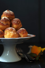 Mini Windbeutel mit Kakaopuder und Glitzerschnee