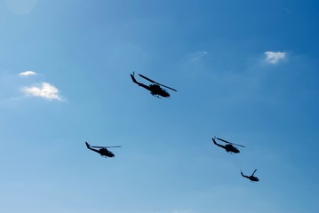 青空にヘリコプター