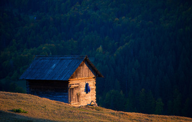 Fototapeta na wymiar Old wood house in the mountains