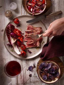 Fleisch mit Gem&uuml;se , Salat und Hand