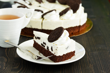 cheesecake with chocolate chip cookies.