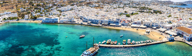 Panoramablick auf den alten Hafen von Mykonos Stadt mit türkisem Meer in der Bucht. Kykladen,...