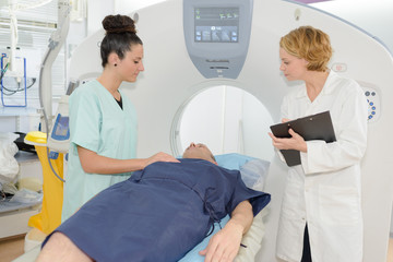 Obraz premium nurses about to perform a tomography on a male patient