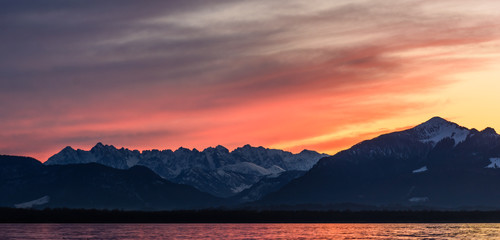 Berge Romanstisch bei Sonnenuntergang
