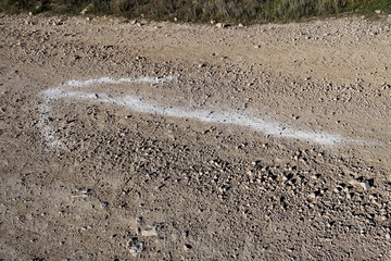 Flèche blanche dessinée sur le sol