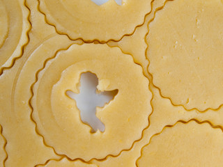 Masa para galletas con recortes de figuras varias visto cenitalmente 2