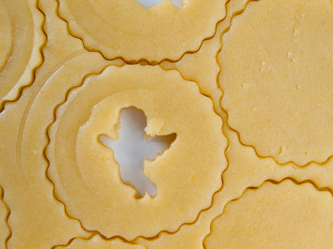 Masa para galletas con recortes de figuras varias visto cenitalmente 2