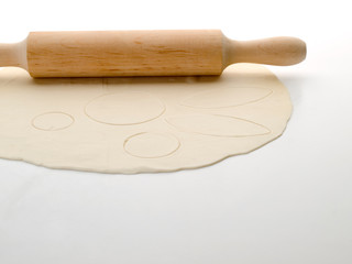 Rodillo de madera sobre una masa para galletas 3