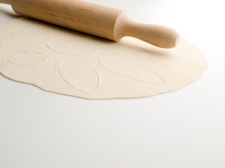 Rodillo de madera sobre una masa para galletas