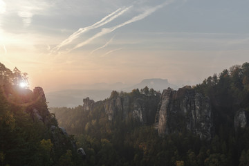 Gebirge s&auml;chsische Schweitz bei Sonnenaufgang