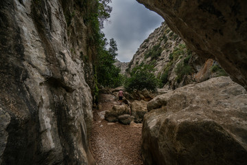Fototapeta na wymiar Klettern durch die Schlucht Torrent de Pareis auf Mallorca 