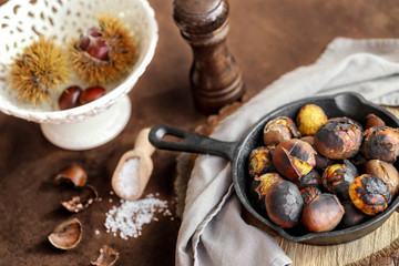 poêle de marrons grillés