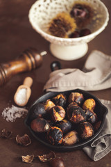 poêle de marrons grillés