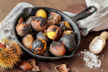 poêle de marrons grillés