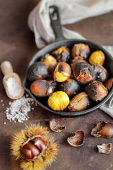 poêle de marrons grillés