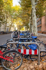Viele alte Fahrräder in Reihe am Ständer an der Bibliothek der Universität Leipzig