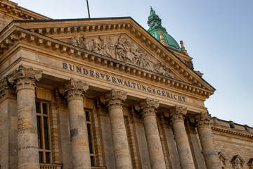 Fototapeta na wymiar Bundesverwaltungsgericht Leipzig Deutschland mit blauen Himmel.