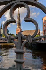 Naklejka premium Umrahmter Kirchturm
