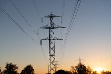 Fototapeta premium Überlandleitung in der Abenddämmerung