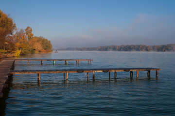Naklejka premium Morning fog near the river in the city park.