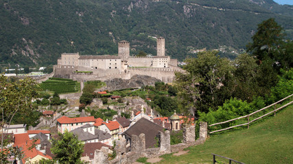 Fototapeta na wymiar bellinzona città con castello di castelgrande in svizzera