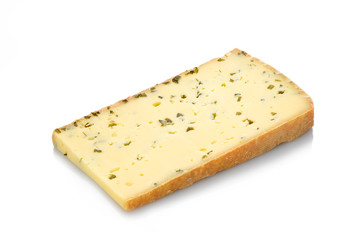 Bergkäse mit Kräuter weiß isoliert