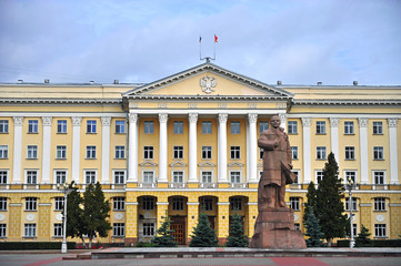 Fototapeta na wymiar Facade of government building and Lenin statue in Smolensk