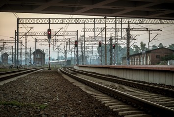 linia kolejowa przy dworcu kolejowym w mieście - obrazy, fototapety, plakaty