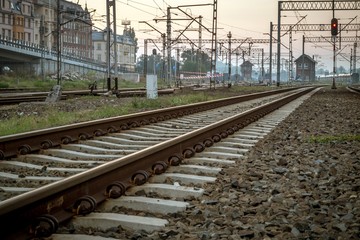 linia kolejowa przy dworcu kolejowym w mieście