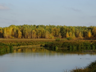 Fototapeta na wymiar Autumn evening on the river